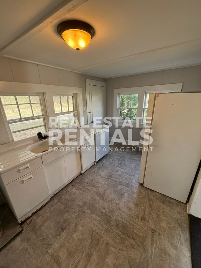 Building Photo - 205 4th St SW