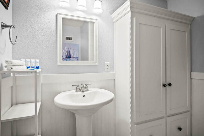 Building Photo - 165 Beach View