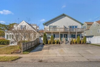 Building Photo - 413 W Beach Ave