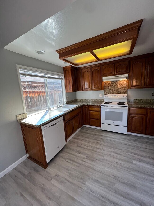 Building Photo - Newly Updated 4/2 Home! Remodeled Bathroom...