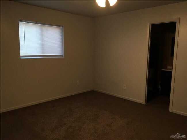 Building Photo - 17 S Broadway St