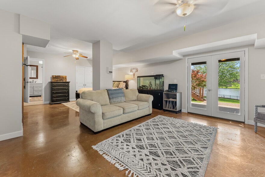 Building Photo - 9711 Pine Point Dr