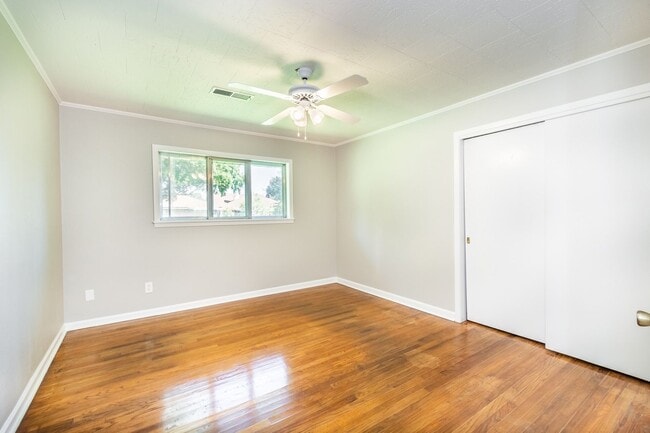 Building Photo - Large 4Bed/2Bath House on Beautiful Lot