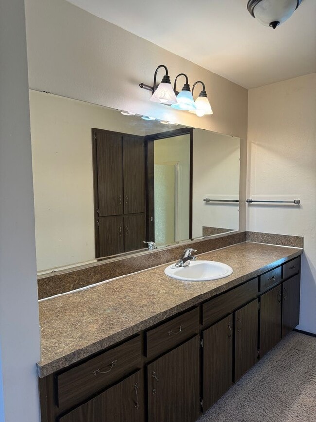 Building Photo - 3 bedroom 2.5 bathroom duplex off Coburg Rd.