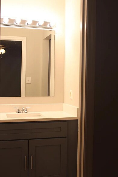 Building Photo - Room in Townhome on Oaks Pkwy SE