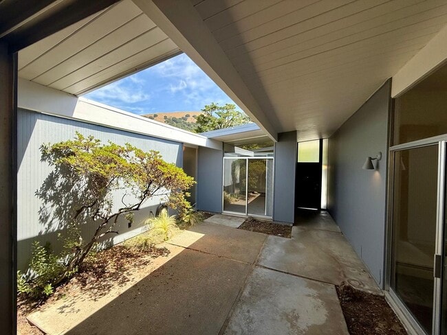 Building Photo - BEAUTIFULLY MAINTAINED EICHLER-STYLE HOME IN DESIRABLE LUCAS VALLEY WITH HOA POOL AND TENNIS COURTS