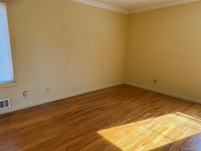 Building Photo - 11 Syosset Cir