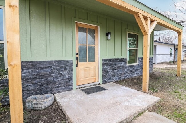Building Photo - 1211 Gate Ln Dr