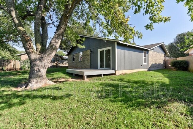 Building Photo - 606 Oak Creek Dr