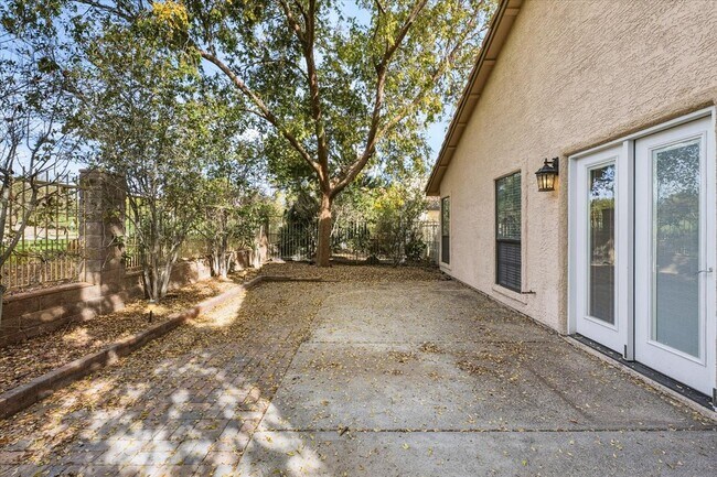 Building Photo - 4909 Fiesta Lakes St