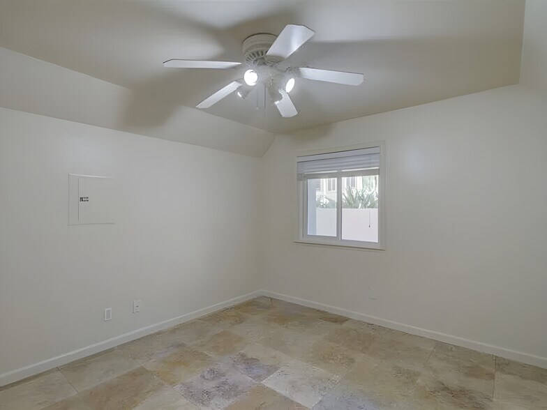 Building Photo - 3550 Lebon Dr