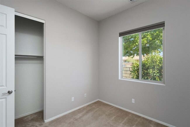 Building Photo - 4077 N Aberdeen Ave