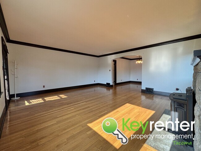 Building Photo - Spacious Craftsman in Lincoln District wit...