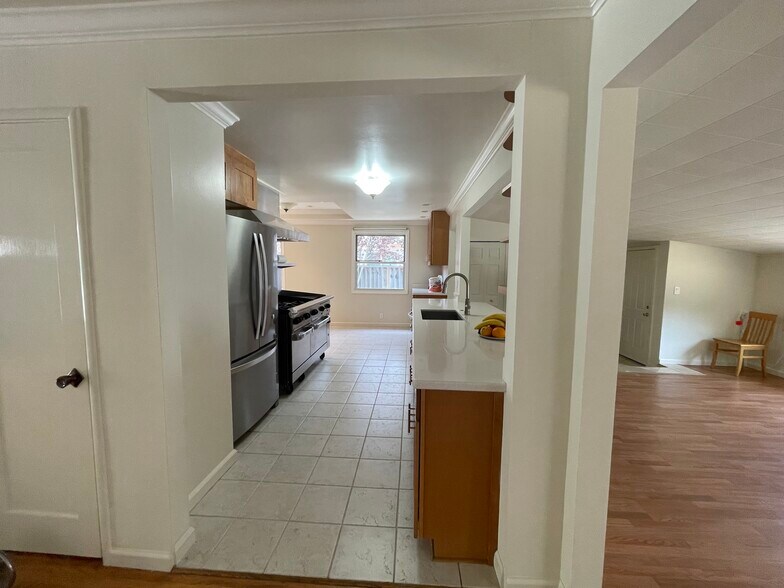 Oversized island with sink - 14901 Nelson Way