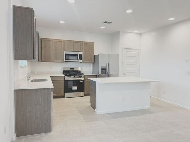 Building Photo - NEW 5 BEDROOM 3 BATHROOM HOME AVILABLE FOR RENT!