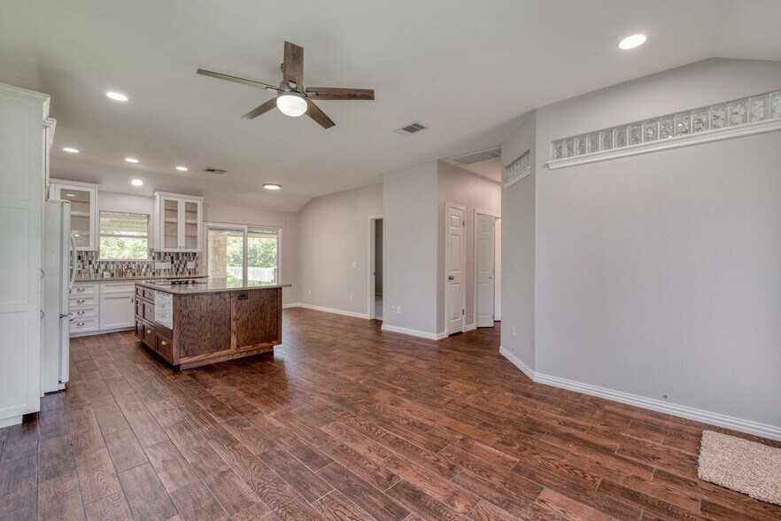 Building Photo - 10114 Thomas Ln
