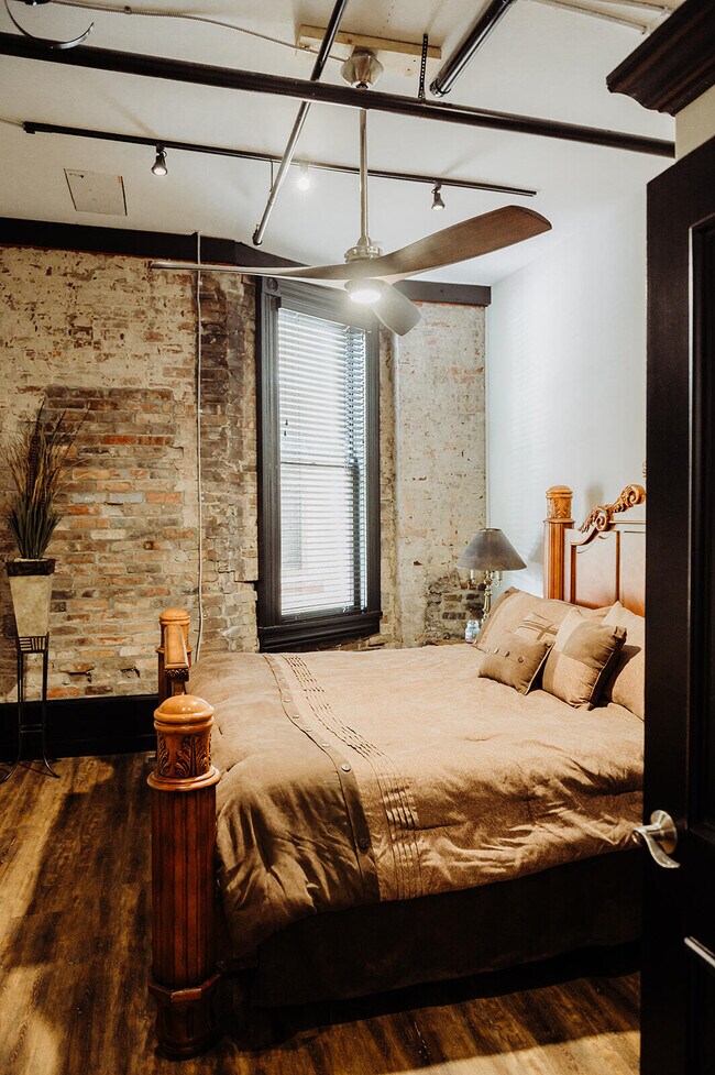 Building Photo - 275 S Limestone