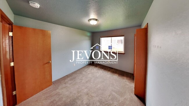 Building Photo - $500 Off First Month! Enjoy this 3-bedroom home featuring a fully equipped kitchen, a two-car att...