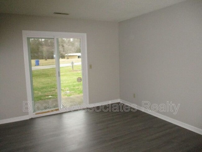 Building Photo - 302 Windsor Manor Way