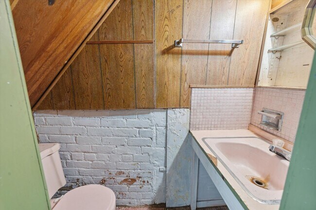 Building Photo - 4 Bedroom 2 Bath $1,500