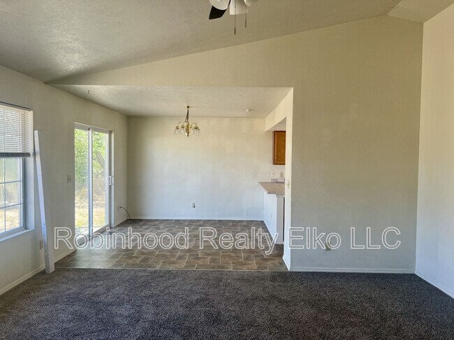 Building Photo - 132 Flora Pl