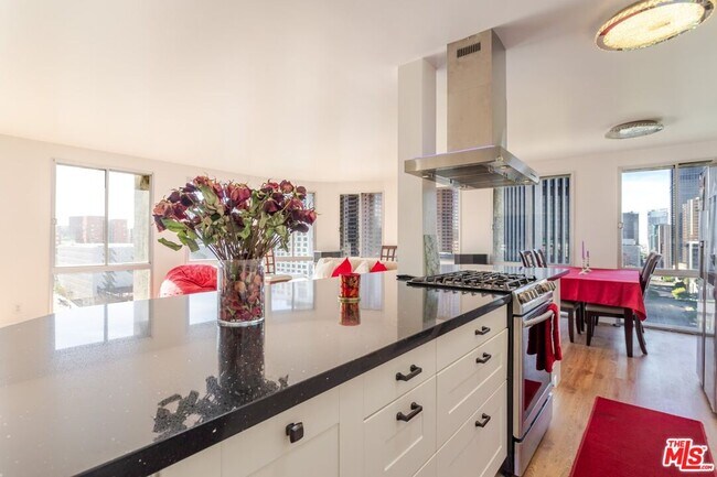 Building Photo - 800 W 1st St