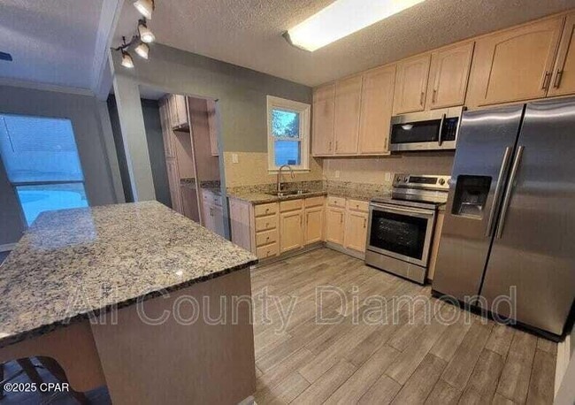 Building Photo - 215 Harris Ave