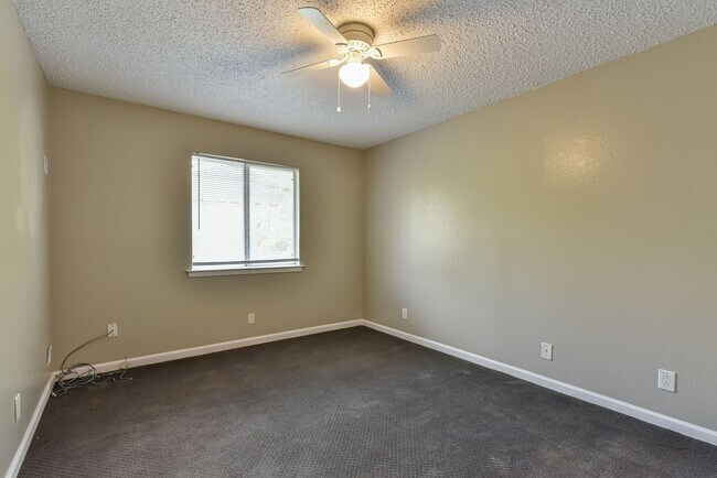 Building Photo - 1141 Royal Crest Dr