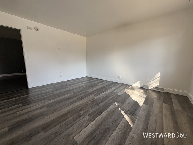 Building Photo - Spacious 2 Bed Townhome in South Burbs Chi...