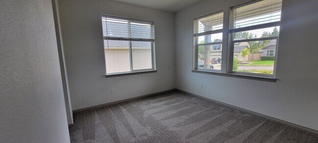 Building Photo - North Albany upgraded single family house