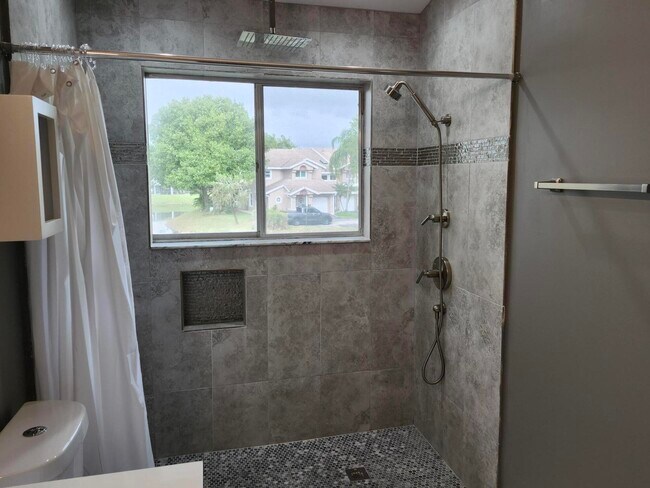 Building Photo - 1919 Discovery Cir E