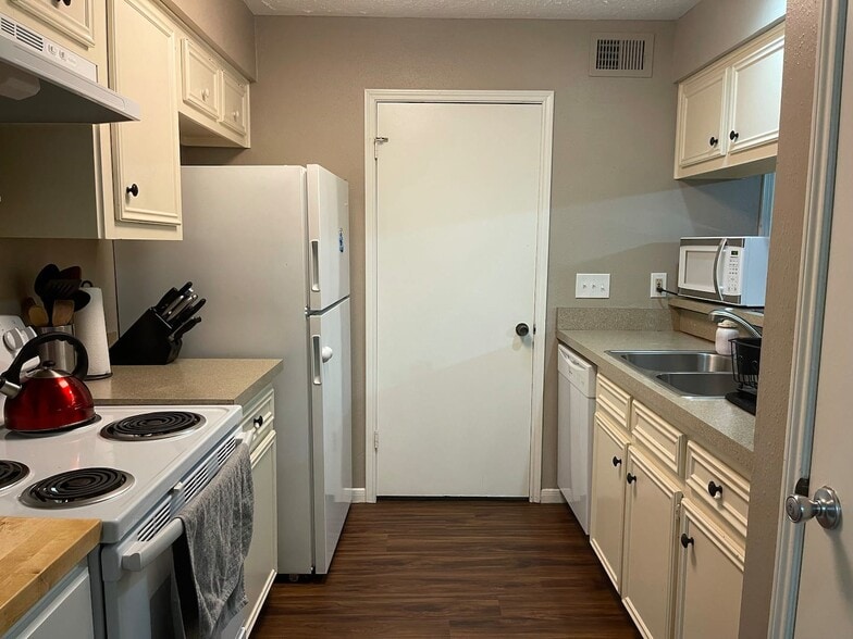 Building Photo - 13722 Ravensway Dr