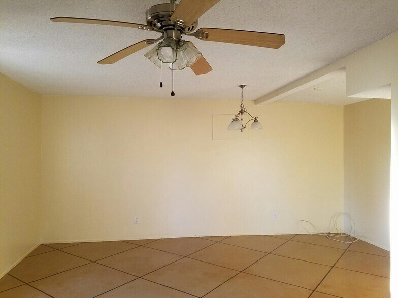 Building Photo - 5041 S Greenway Dr