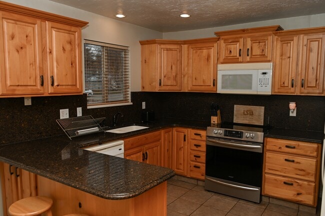 Building Photo - 176 E 200 S