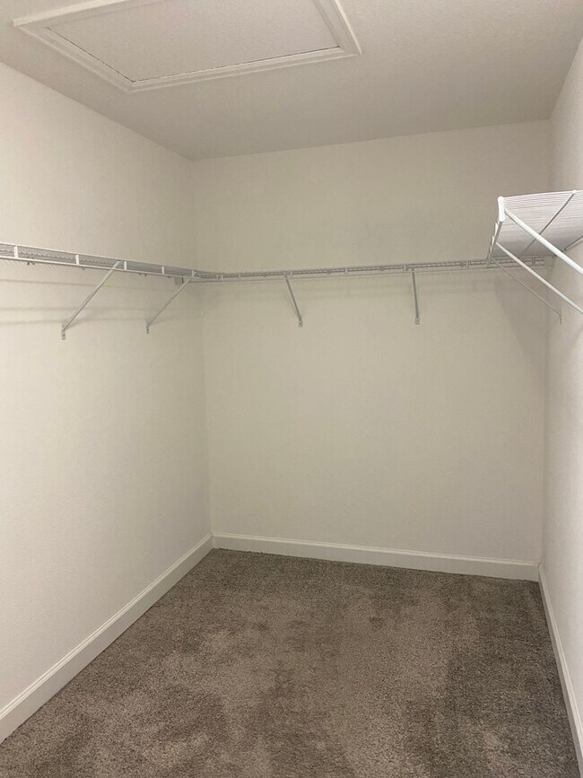 Building Photo - STOREY PARK - 3BR/2.5BA TOWNHOME WITH 2 CAR GARAGE