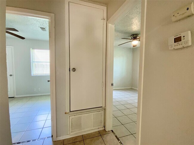 Building Photo - 2300 Cedrick Cove