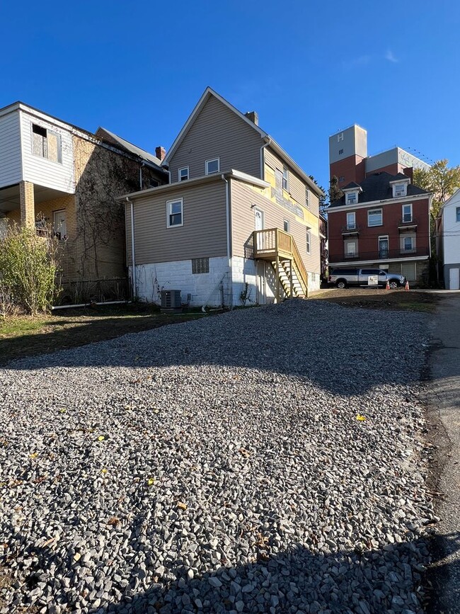 Building Photo - Renovated 2 Bed /1 Bath Single Family Home...