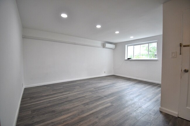 Building Photo - 9 Old Jerome Ave