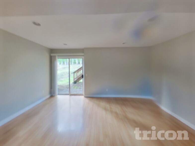 Building Photo - 7213 NW Rhododendron Pl