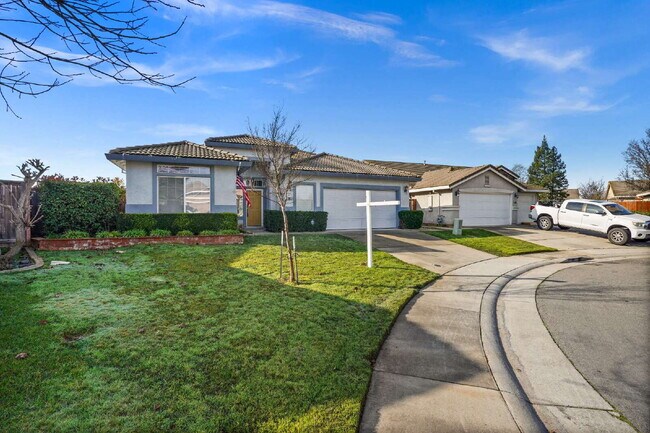 Building Photo - Charming 3-Bedroom Home with Pool
