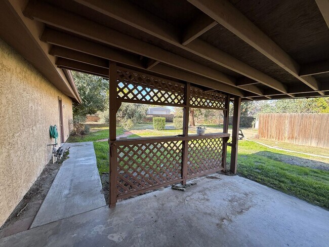 Building Photo - 3 Bed 2 Bath E Peach St