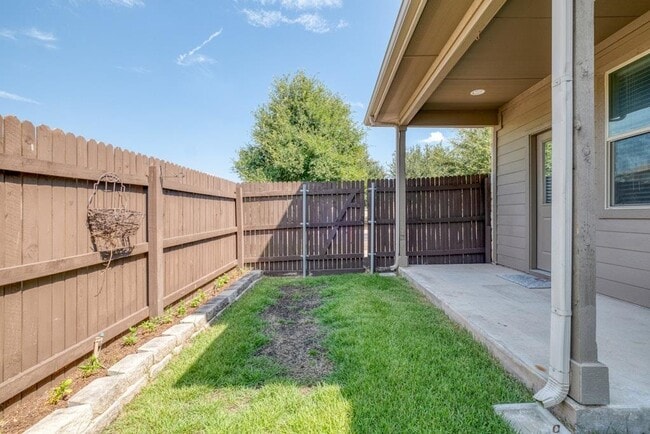 Building Photo - 2880 Donnell Dr