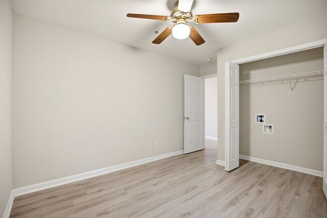 Building Photo - 3 Bedroom 2 Bath