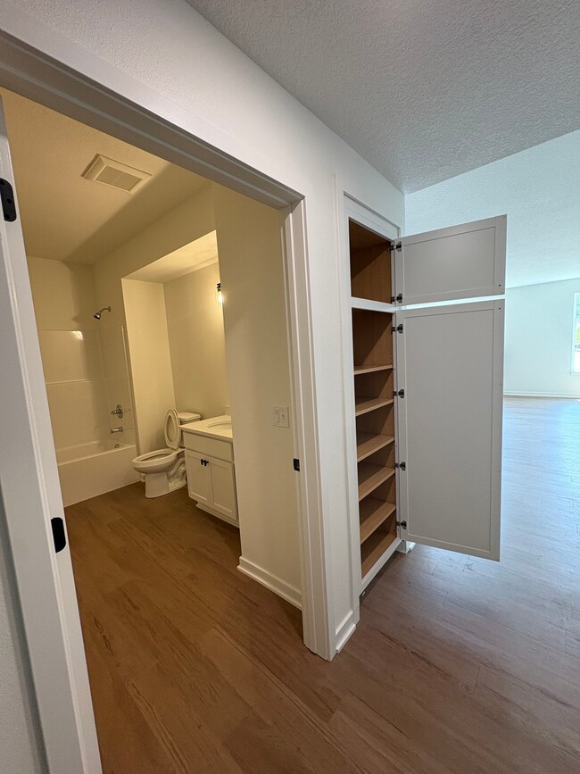 Building Photo - Park Indy: 2-Bedroom Flat
