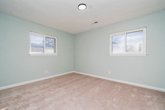 Building Photo - 152 Mann Dr