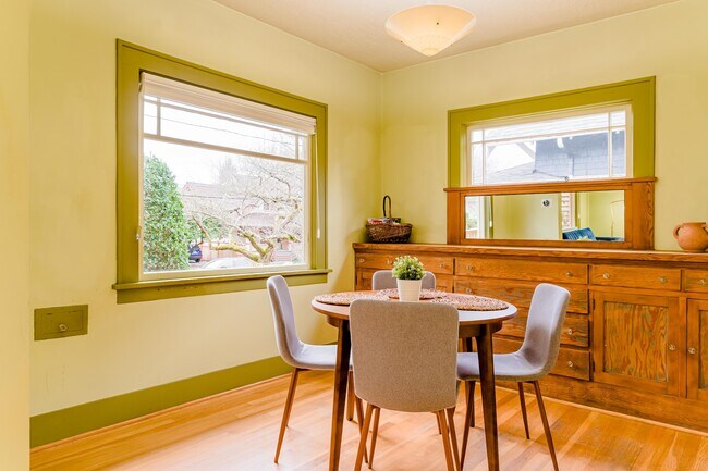 Building Photo - 517 NE Fargo St