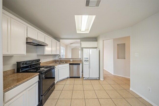 Building Photo - 305 Golden Oak Dr