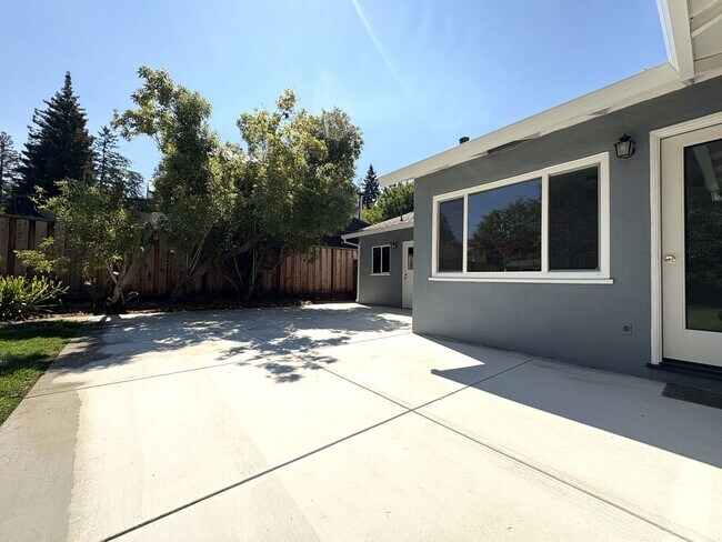 Building Photo - Charming 3BR/2BA Home in West Menlo Park