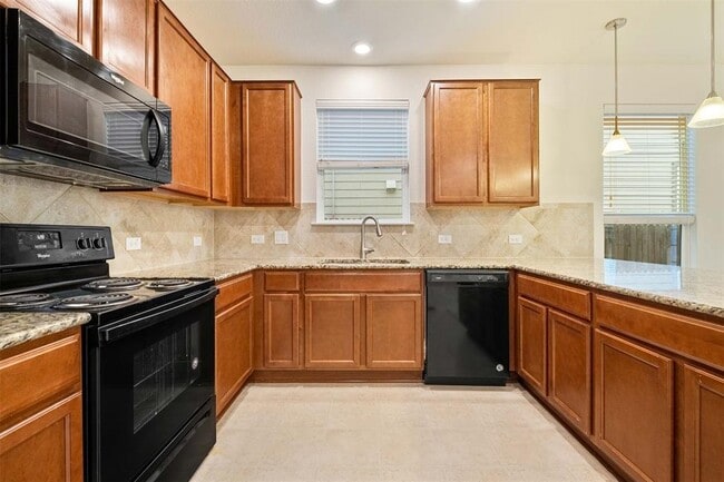 Building Photo - 907 Solitude Dr