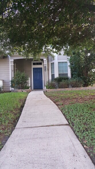 WELL MAINTAINED TOWNHOME IN QUIET NEIGHBORHOOD. Dynamite rental with carpeting only on stairs in this 2 beds, 2.5 bath townhome. Convenient location, Easy location near 59 , the Beltway 8, the Hardy Toll Road, HW99, IAH Georg Bush International Airport, - 23619 Twisting Falls Drive